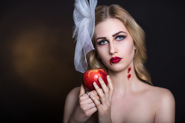 Woman with apple - Valokuva, kuva