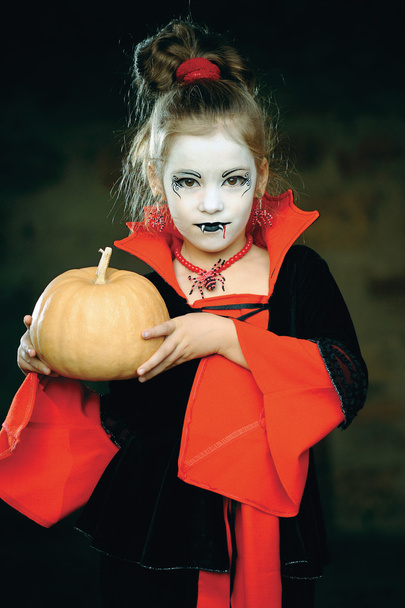 kleines Mädchen im Vampirkostüm zu Halloween - Foto, Bild
