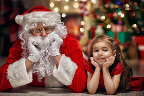 Santa Claus and little girl - Фото, изображение