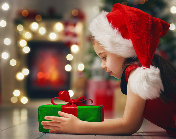 girl holding Christmas gift - Foto, Bild