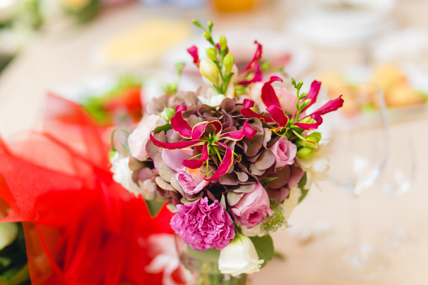 Bir şekilde dekore edilmiş masaya çiçek - Fotoğraf, Görsel
