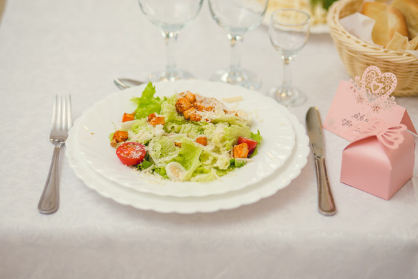 verse salade op een tafel geserveerd - Foto, afbeelding
