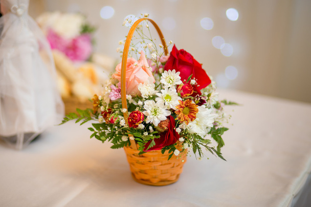 kori kukkia koristeltu pöytä
 - Valokuva, kuva