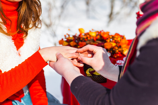 男は女の手に結婚指輪を置きます。クリスマスと新年の装飾 - 写真・画像