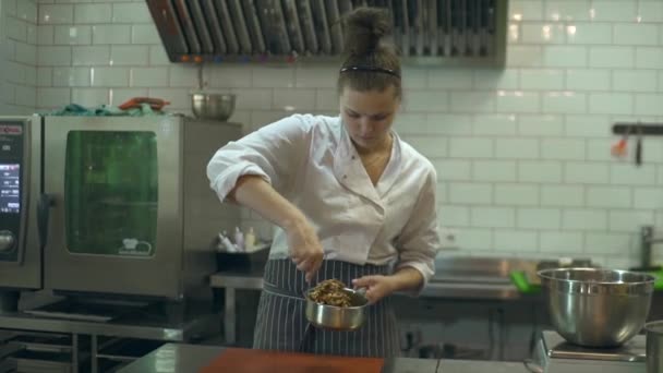 Jovem cozinheira preparando sobremesa
 - Filmagem, Vídeo