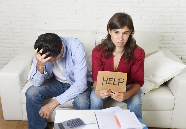 Mladý pár doma starosti, ve špatné finanční situaci stresu s žádostí o pomoc - Fotografie, Obrázek