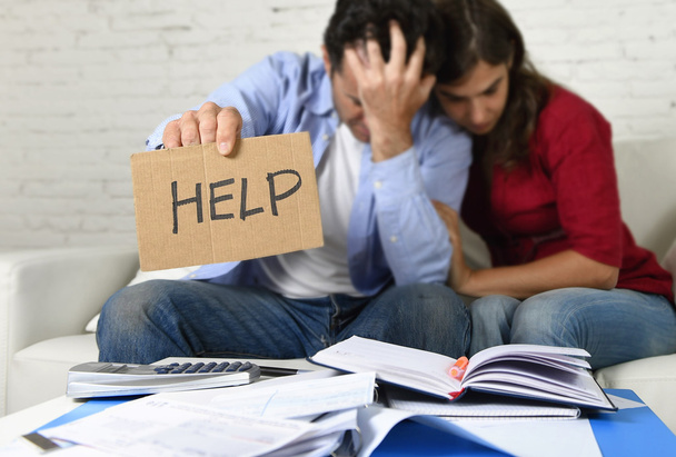 Młoda para martwi się w domu w złej sytuacji finansowej stres z prośbą o pomoc - Zdjęcie, obraz