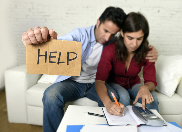 Młoda para martwi się w domu w złej sytuacji finansowej stres z prośbą o pomoc - Zdjęcie, obraz