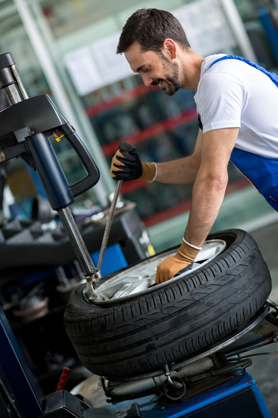 Engineer diagnostics tyre - Foto, Imagen