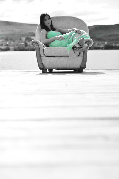 Κορίτσι σε καναπέ σε εξωτερικούς χώρους - Φωτογραφία, εικόνα