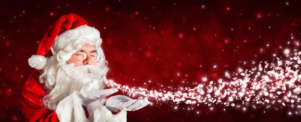 Papai Noel soprando neve
 - Foto, Imagem