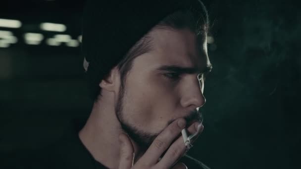 junger schöner bärtiger Mann raucht Zigarette - Filmmaterial, Video