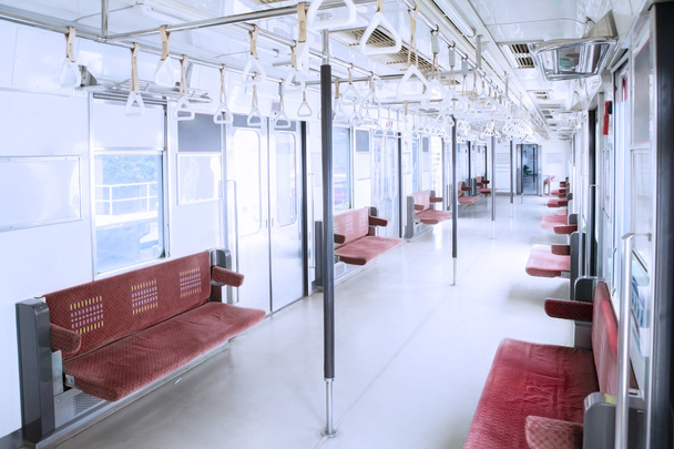 Chaises vides dans les trains de banlieue
 - Photo, image