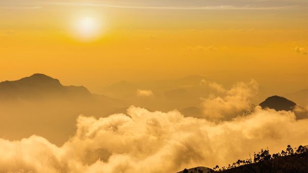 βουνά στην σύννεφα. Αράχωβα, Ταμίλ Ναντού - Φωτογραφία, εικόνα