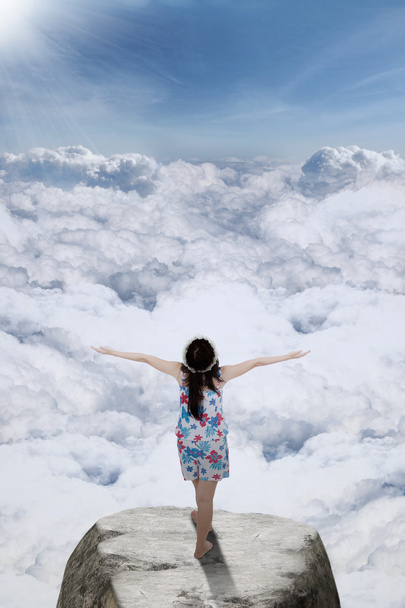 Mädchen genießen frische Luft am Berggipfel - Foto, Bild