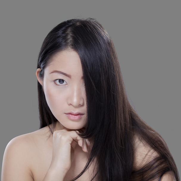 Девушка со здоровой кожей и волосами в студии
 - Фото, изображение
