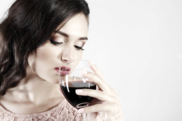 Ritratto di bella donna che beve vino  - Foto, immagini