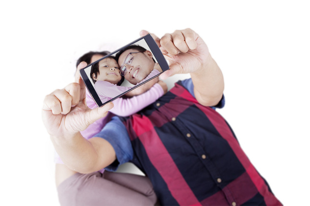 L'homme et sa fille prennent une photo selfie
 - Photo, image