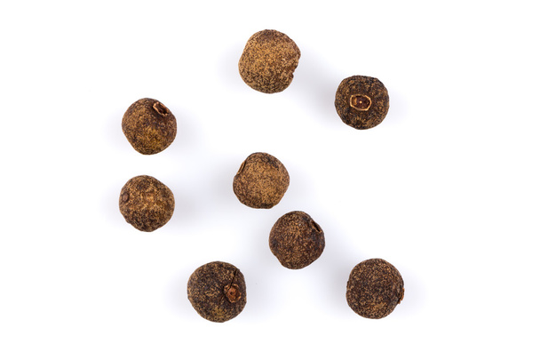 Black pepper isolated on white background - Foto, afbeelding