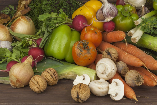 Verschillende soorten groenten op een oude houten tafel. Het concept van dieet voedsel. Voedsel voor patiënten met obesitas. Herfst oogst groenten. Groeiende groenten die door de inlandse. - Foto, afbeelding