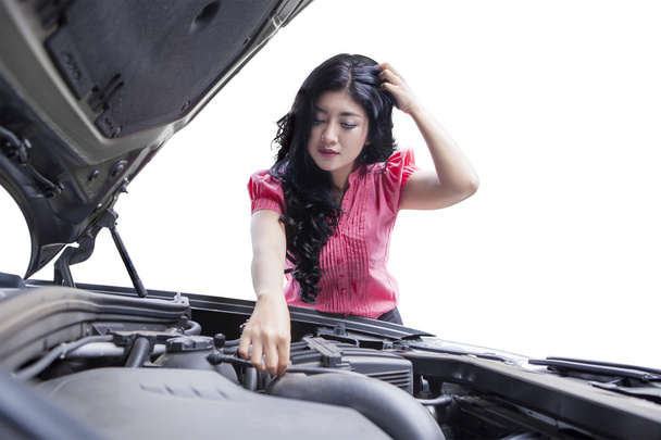 Стресована жінка перевіряє зламану машину
 - Фото, зображення