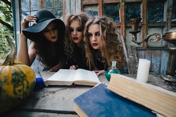 Trois sorcières vintage effectuent un rituel magique
 - Photo, image