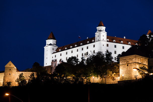 Castillo de Bratislava iluminado en la noche
 - Foto, Imagen