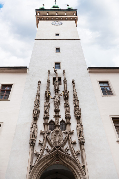 vista frontal antigua torre del ayuntamiento en Brno
 - Foto, Imagen