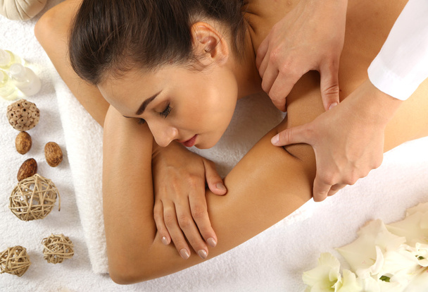 Jonge vrouw op massagetafel  - Foto, afbeelding
