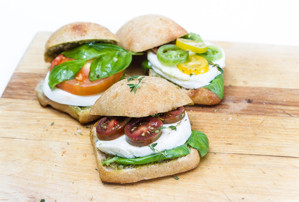 バジルとモッツァレラ トマト サンドイッチ - 写真・画像