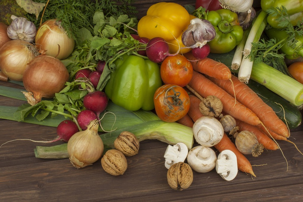 Vários tipos de verduras em uma velha mesa de madeira. O conceito de dieta alimentar. Alimentos para pacientes obesos. Colheita de outono legumes. Cultivo de vegetais frescos cultivados em casa
. - Foto, Imagem