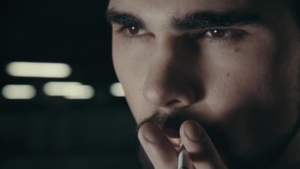 jovem bonito barbudo homem fumar cigarro
 - Filmagem, Vídeo