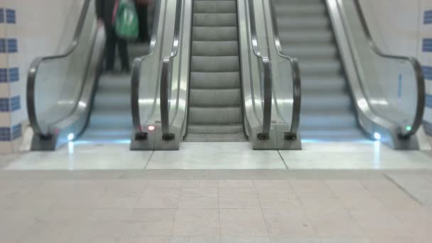 Pociąg stacja schody - Materiał filmowy, wideo