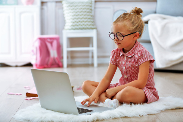 Little girl with laptop - Φωτογραφία, εικόνα