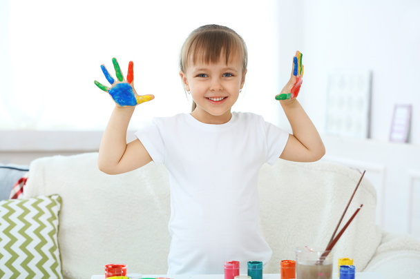 kleines Mädchen mit Händen in Farbe - Foto, Bild