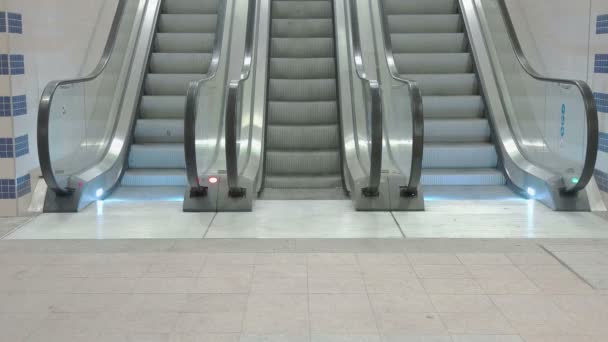 Escaleras de estación de tren
 - Imágenes, Vídeo