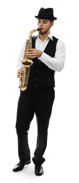 Mutlu saksofoncu sax beyaz arka plan üzerinde şık elbiseli müzik çalış - Fotoğraf, Görsel