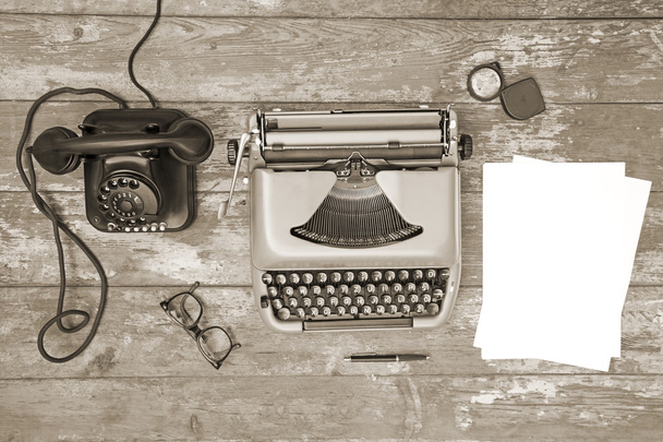Винтажный телефон и пишущая машинка
 - Фото, изображение