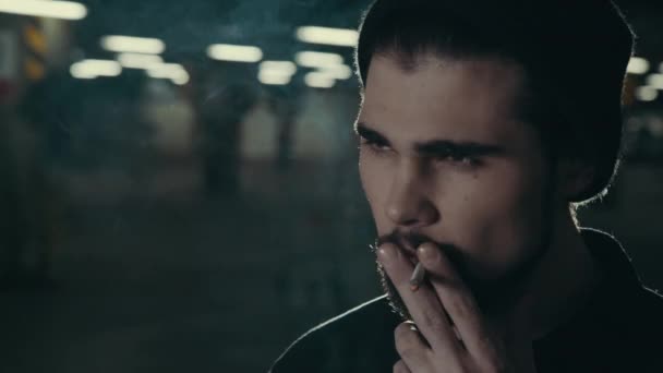 fiatal jóképű szakállas ember a dohányzás cigaretta - Felvétel, videó