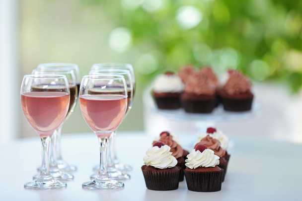 Tasting of wine and chocolate cupcakes, close up - Фото, изображение