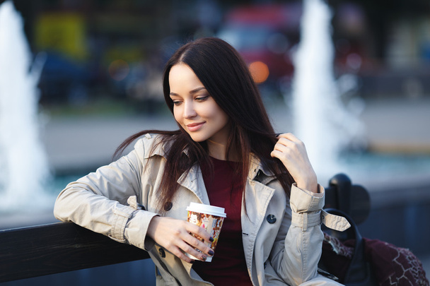 Dívka s šálkem kávy - Fotografie, Obrázek