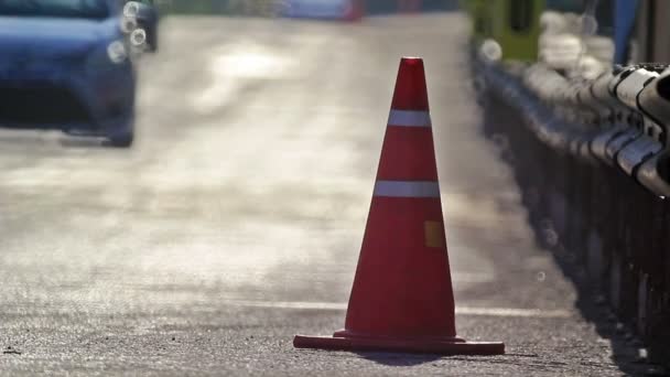 Traffic kegels in de race auto track - Video