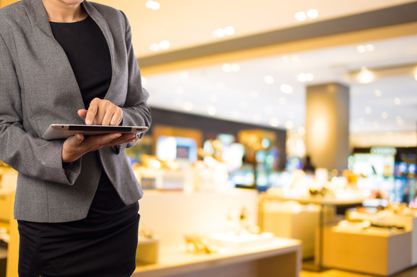 Femmes dans le centre commercial en utilisant mobile Tablet PC
. - Photo, image