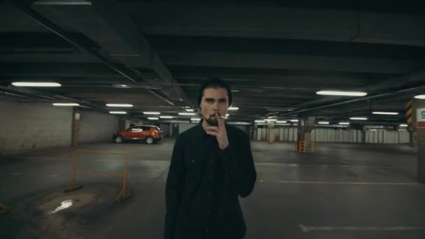 美しい男は駐車場でどこか行く - 映像、動画
