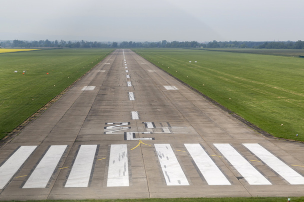 Злітно-посадкова смуга аеропорту з позначкою
 - Фото, зображення
