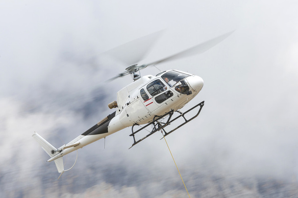 elicottero che trasporta carichi nelle Dolomiti
 - Foto, immagini