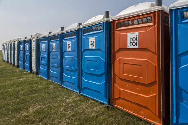 Довгий ряд мобільних туалетів
 - Фото, зображення
