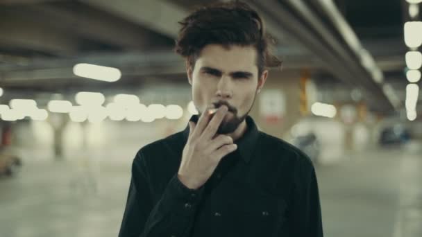 jeune homme barbu beau fumant cigarette
 - Séquence, vidéo