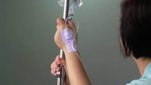 kobieta pacjenta w szpitalu z soli fizjologicznej dożylnie (iv) - Materiał filmowy, wideo
