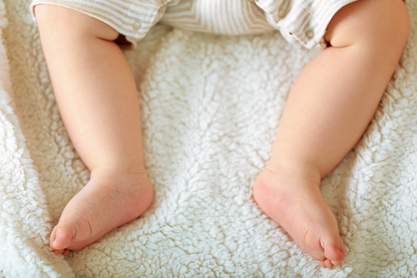 Baby small legs - Foto, afbeelding